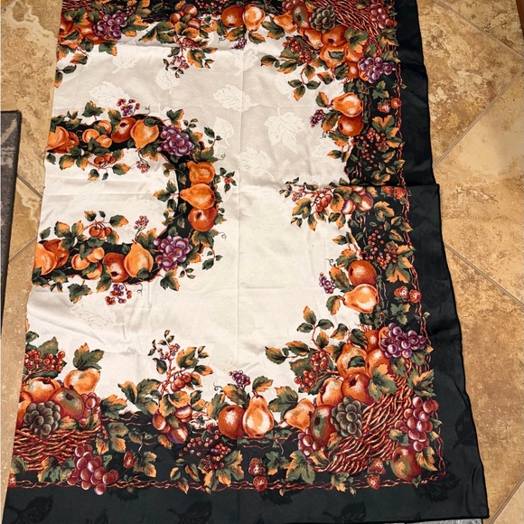 Thanksgiving Tablecloths Set of 2 - Picture 12 of 14